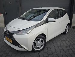 Wit Gebruikt 2015 Toyota Aygo X-play Hatchback | € 7.450 (Eerlijke prijs)
