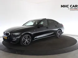 Zwart, metallic lak Gebruikt 2021 BMW 320 Basis Sedan | € 30.600 (Goede deal)