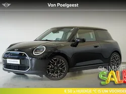 Midnight black ii metallic (zwart metallic) Gebruikt 2024 Mini Cooper Favoured Hatchback | € 32.995 (Duur)