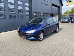 Blauw, metallic lak Gebruikt 2003 Peugeot 206 Hatchback | € 1.799 (Iets duurder)