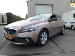 Bruin, metallic lak Gebruikt 2014 Volvo V40 CC Momentum Stationwagen | € 10.995 (Eerlijke prijs)