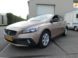 Bruin, metallic lak Gebruikt 2014 Volvo V40 CC Momentum Stationwagen | € 10.995 (Eerlijke prijs)