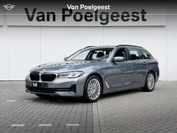 Bluestone metallic (grijs metallic) Gebruikt 2022 BMW 520 Comfort Edition Stationwagen | € 35.750 (Goede deal)