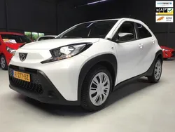 Wit, metallic lak Gebruikt 2022 Toyota Aygo Play Hatchback | € 13.999 (Eerlijke prijs)