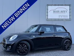 Zwart, metallic lak Gebruikt 2017 Mini Cooper Business Hatchback | € 13.995 (Goede deal)