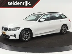 Wit, metallic lak Gebruikt 2020 BMW 318 Executive Stationwagen | € 20.900 (Goede deal)