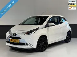 Wit Gebruikt 2015 Toyota Aygo X-play Hatchback | € 6.440 (Eerlijke prijs)