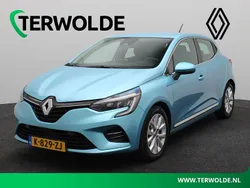 Blauw, metallic lak Gebruikt 2021 Renault Clio V Intens Hatchback | € 18.945 (Eerlijke prijs)