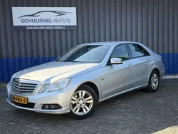 Grijs, metallic lak Gebruikt 2011 Mercedes E200 Sedan | € 11.999 (Goede deal)