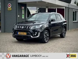 Zwart Gebruikt 2023 Suzuki Vitara Style SUV | € 28.950 (Eerlijke prijs)