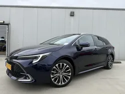 Blauw, metallic lak Gebruikt 2024 Toyota Corolla Edition Stationwagen | € 30.999 (Eerlijke prijs)