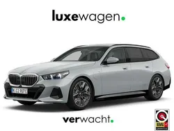 Grijs Gebruikt 2024 BMW 520 M Sport Stationwagen | € 65.900 (Iets duurder)