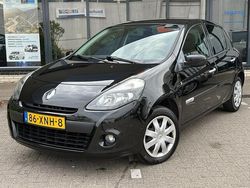 Zwart Gebruikt 2012 Renault Clio IV Authentique Hatchback | € 4.250 (Eerlijke prijs)
