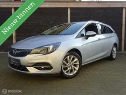 Zilver, metallic lak Gebruikt 2021 Opel Astra Edition Stationwagen | € 17.950 (Eerlijke prijs)