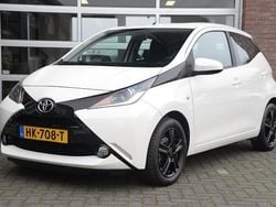 Wit Gebruikt 2015 Toyota Aygo X-play Hatchback | € 6.950 (Eerlijke prijs)
