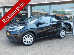 Zwart Gebruikt 2024 Toyota Aygo Play Hatchback | € 17.900 (Eerlijke prijs)