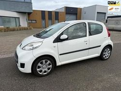 Wit (metallic) Gebruikt 2011 Peugeot 107 Hatchback | € 1.750 (Goede deal)
