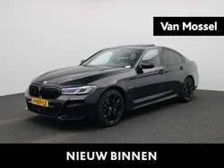 Zwart, metallic lak Gebruikt 2022 BMW 520 M Sport Sedan | € 39.845 (Eerlijke prijs)