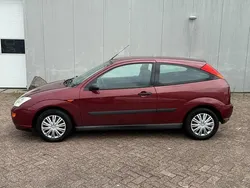 Rood Gebruikt 2001 Ford Focus Trend Hatchback | € 1.750 (Iets duurder)