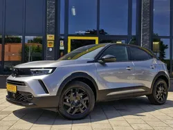 , metallic lak Gebruikt 2024 Opel Mokka SUV | € 25.950 (Eerlijke prijs)