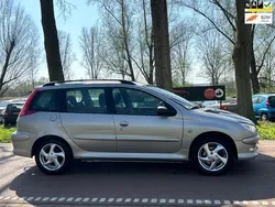 Grijs, metallic lak Gebruikt 2004 Peugeot 206 Stationwagen | € 2.999 (Eerlijke prijs)