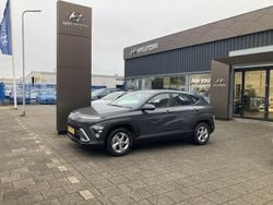 Ecotronic gray (grijs metallic) Gebruikt 2024 Hyundai Kona Comfort SUV | € 29.995 (Eerlijke prijs)