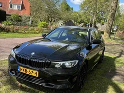 Zwart Gebruikt 2021 BMW 318 Stationwagen | € 21.950 (Eerlijke prijs)