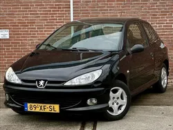 Zwart, metallic lak Gebruikt 2002 Peugeot 206 Hatchback | € 1.250 (Eerlijke prijs)