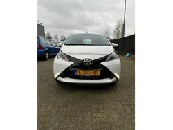 Wit Gebruikt 2017 Toyota Aygo X-play Hatchback | € 5.750 (Goede deal)