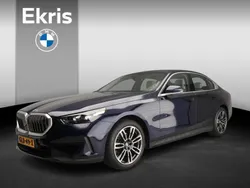 Blauw, metallic lak Gebruikt 2024 BMW 520 Comfort Edition Sedan | € 56.900 (Super prijs)