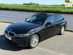 Zwart, metallic lak Gebruikt 2020 BMW 330e Executive Stationwagen | € 28.995 (Goede deal)