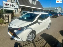 Wit Gebruikt 2015 Toyota Aygo X-cite Hatchback | € 6.950 (Eerlijke prijs)