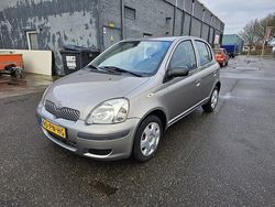 Grijs Gebruikt 2004 Toyota Yaris Hatchback | € 2.199 (Eerlijke prijs)