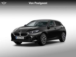 Saphirschwarz metallic (zwart metallic) Nieuw 2025 BMW 120 Comfort Edition Hatchback | € 49.839 (Super prijs)