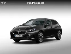 Saphirschwarz metallic (zwart metallic) Nieuw 2025 BMW 120 Comfort Edition Hatchback | € 49.839 (Super prijs)