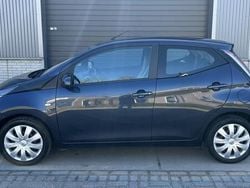 Blauw Gebruikt 2016 Toyota Aygo X-play Hatchback | € 8.950 (Eerlijke prijs)