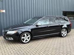 Zwart (metallic) Gebruikt 2011 Volvo V70 R-Design Stationwagen | € 15.495 (Iets duurder)