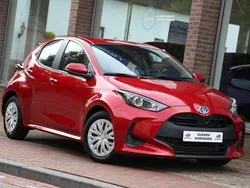 Rood Gebruikt 2022 Toyota Yaris Hybrid Comfort Hatchback | € 20.950 (Eerlijke prijs)