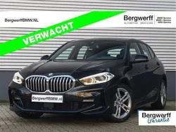 Zwart, metallic lak Gebruikt 2024 BMW 118 M Sport Hatchback | € 33.875 (Eerlijke prijs)