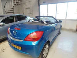 Blauw, metallic lak Gebruikt 2004 Opel Tigra Cabriolet | € 2.899 (Eerlijke prijs)