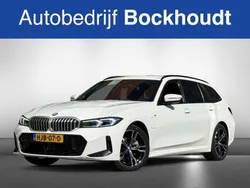 Wit Gebruikt 2023 BMW 330e M Sport Stationwagen | € 44.900 (Eerlijke prijs)