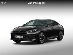 Saphirschwarz metallic (zwart metallic) Nieuw 2025 BMW 220 M Sport Coupé | € 57.638 (Goede deal)