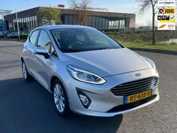 Grijs, metallic lak Gebruikt 2018 Ford Fiesta Titanium Hatchback | € 12.950 (Eerlijke prijs)