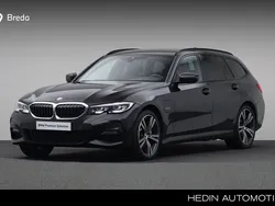 Zwart Gebruikt 2022 BMW 330e Executive Stationwagen | € 37.880 (Eerlijke prijs)