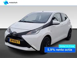 Wit Gebruikt 2015 Toyota Aygo X-play Hatchback | € 8.965 (Eerlijke prijs)