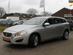Grijs, metallic lak Gebruikt 2013 Volvo V60 Momentum Stationwagen | € 14.650 (Duur)