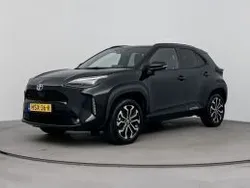 Night sky black metallic (donker zwart metallic) Gebruikt 2023 Toyota Yaris Cross Limited SUV | € 28.945 (Eerlijke prijs)