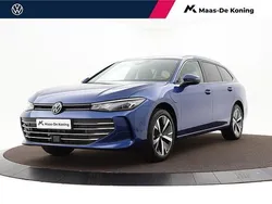 Blauw, metallic lak Nieuw 2025 VW Passat Business Stationwagen | € 42.980