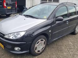 Zwart (metallic) Gebruikt 2005 Peugeot 206 Stationwagen | € 740 (Eerlijke prijs)