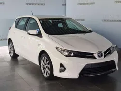 Wit Gebruikt 2014 Toyota Auris Hybrid Hatchback | € 14.900 (Iets duurder)